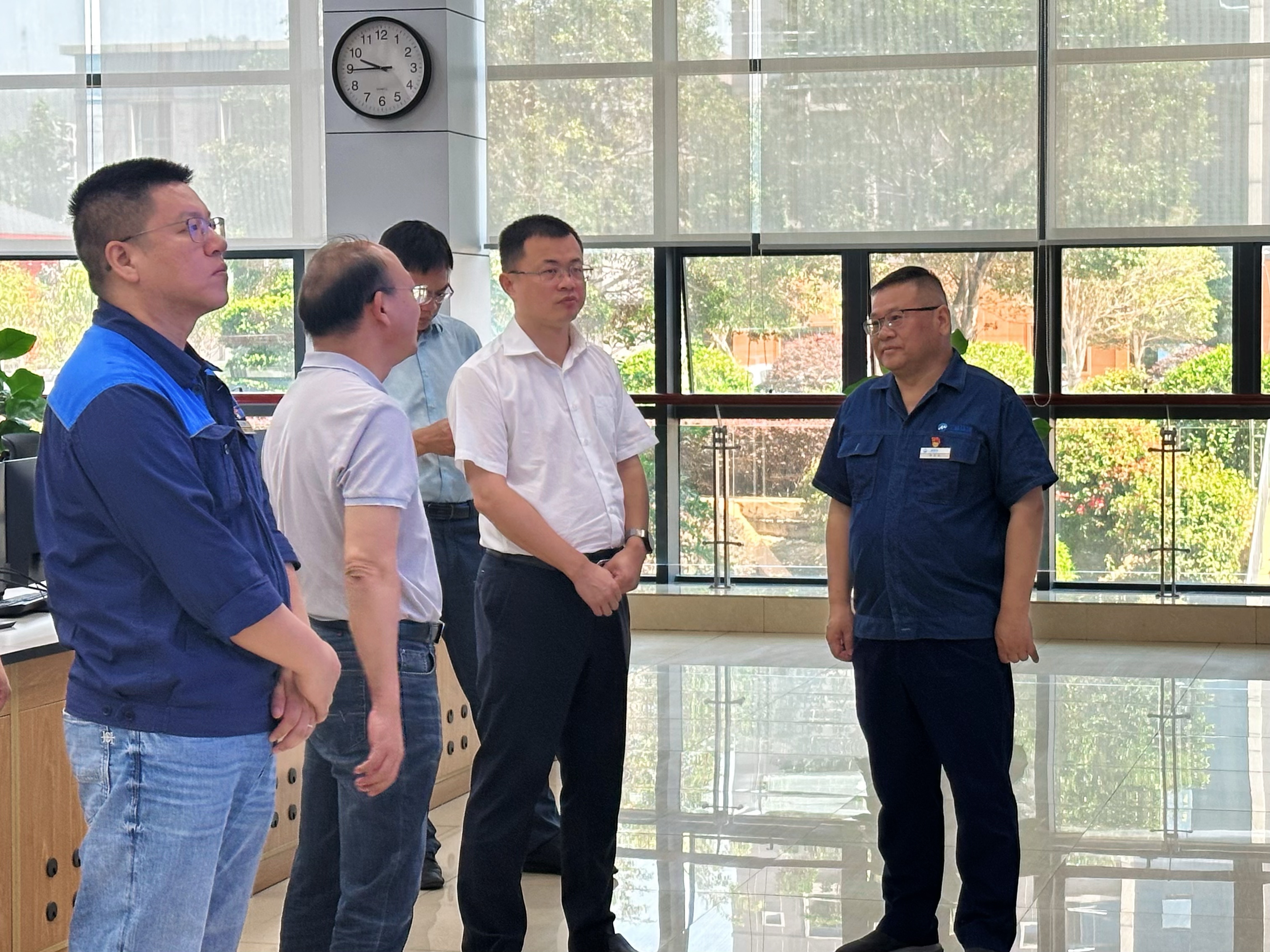 南寧市興寧區(qū)委書記高鑫一行到南寧三峰公司調研指導工作.jpg 南寧市興寧區(qū)委書記高鑫一行到南寧三峰公司調研指導工作.jpg